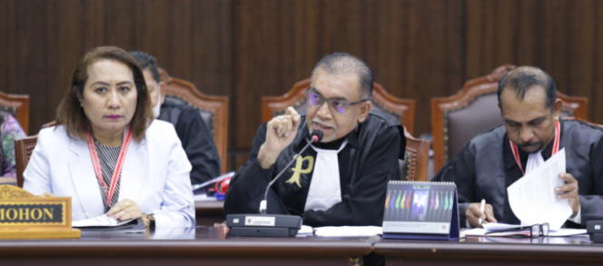 
					Petrus P. Ell selaku kuasa hukum Pihak Terkait saat membacakan keterangan pada sidang perkara Nomor 241/PHPU.GUB-XXIII/2025 Perselisihan Hasil Pemilihan Umum Gubernur Papua Selatan, Jumat (31/1) di Ruang Sidang Panel 3 MK. Foto Humas MK RI/Bayu