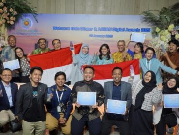 Menkomdigi, Meutya Hafid foto bersama Penerima Penghargaan ASEAN Digital Awards 2025 / dok Komdigi.go.id