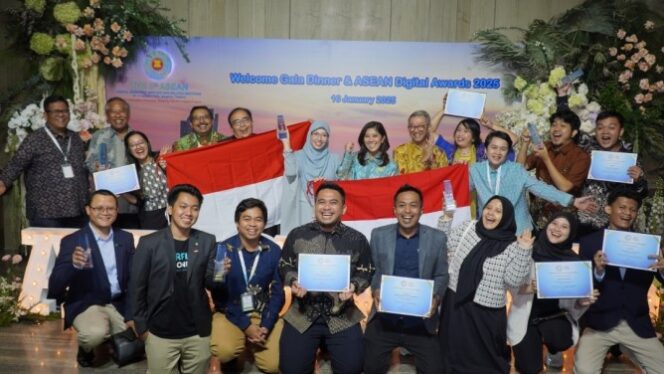 
					Menkomdigi, Meutya Hafid foto bersama Penerima Penghargaan ASEAN Digital Awards 2025 / dok Komdigi.go.id