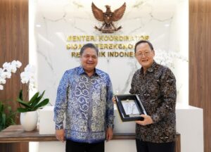 Menteri Tenaga Kerja dan Menteri Kedua Perdagangan dan Industri Singapura, Dr Tan See Leng bersama Menteri Koordinator Bidang Perekonomian Airlangga Hartarto / dok ekon.go.id