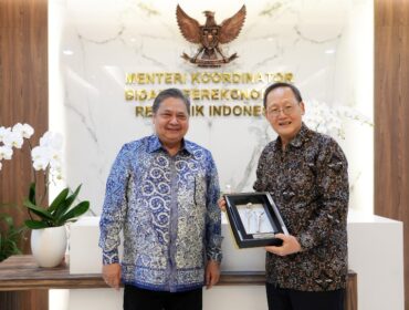 Menteri Tenaga Kerja dan Menteri Kedua Perdagangan dan Industri Singapura, Dr Tan See Leng bersama Menteri Koordinator Bidang Perekonomian Airlangga Hartarto / dok ekon.go.id