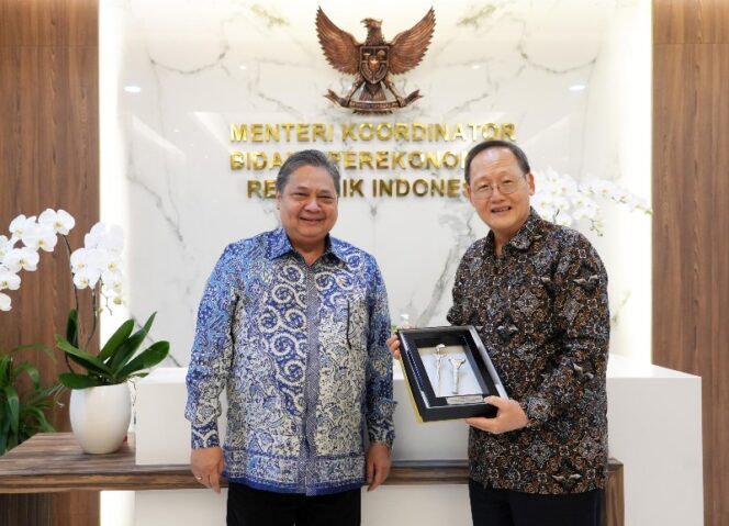 
					Menteri Tenaga Kerja dan Menteri Kedua Perdagangan dan Industri Singapura, Dr Tan See Leng bersama Menteri Koordinator Bidang Perekonomian Airlangga Hartarto / dok ekon.go.id