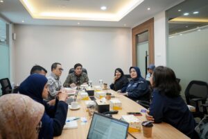 Staf Ahli Kemenko Perekonomian Bidang Pembangunan Daerah Haryo Limanseto saat menerima audiensi Asosiasi Perusahaan Perjalanan Wisata Indonesia (ASITA) di Jakarta, Selasa (21/01).