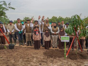 Wamenhut foto bersama usai melakukan penanaman pohon / dok. PPID Menlhk