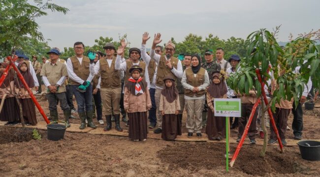 Wamenhut foto bersama usai melakukan penanaman pohon / dok. PPID Menlhk