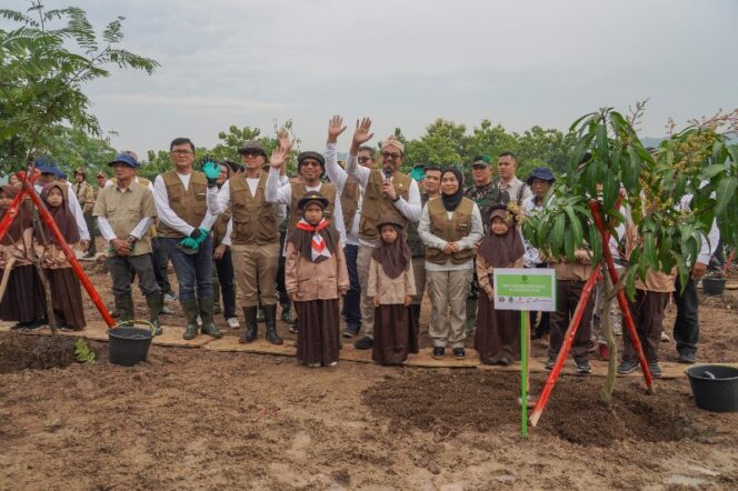 
					Wamenhut foto bersama usai melakukan penanaman pohon / dok. PPID Menlhk