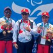 H. Jayakusuma berfoto dengan atlet para-renang NPCI Papua peraih medali di Peparnas XVII Solo