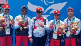 H. Jayakusuma berfoto dengan atlet para-renang NPCI Papua peraih medali di Peparnas XVII Solo