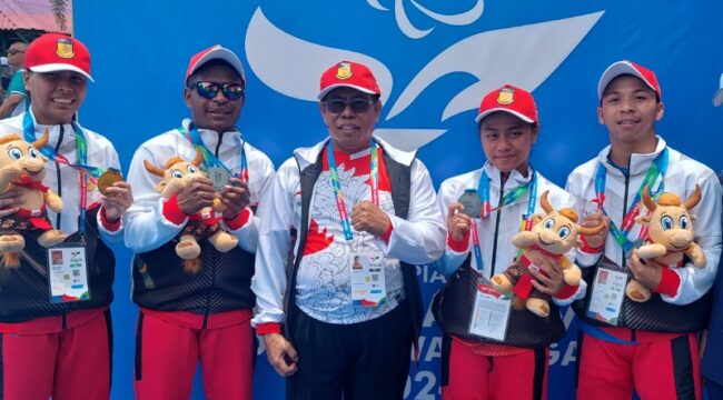 H. Jayakusuma berfoto dengan atlet para-renang NPCI Papua peraih medali di Peparnas XVII Solo