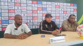 Ricardo Salampessy bersama Boaz Solossa pada konferensi pers jelang laga Persipura Jayapura vs Persipa Pati 