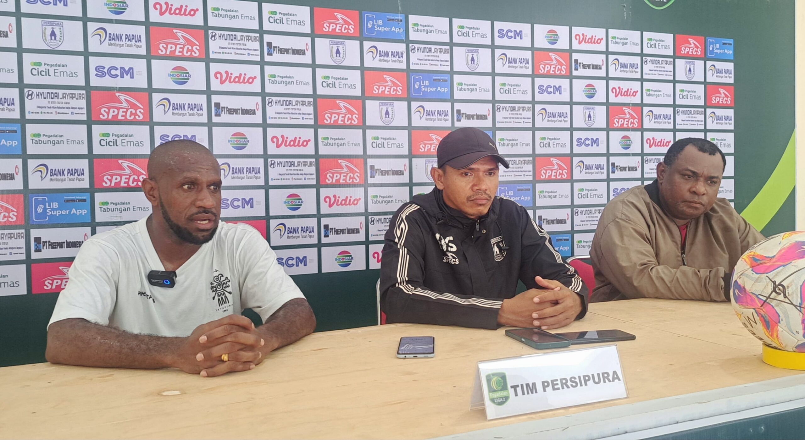 Ricardo Salampessy bersama Boaz Solossa pada konferensi pers jelang laga Persipura Jayapura vs Persipa Pati 