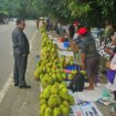 Waket Komisi V DPR Papua, H. Jayakusuma saat menghampiri para pedagang buah sukun di Depan Pelabuhan Jayapura 