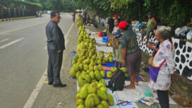 Waket Komisi V DPR Papua, H. Jayakusuma saat menghampiri para pedagang buah sukun di Depan Pelabuhan Jayapura 