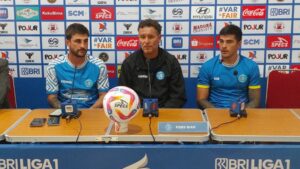 Marcos Samso dan Abel Arganaraz pada konferensi pers jelang laga versus Madura United