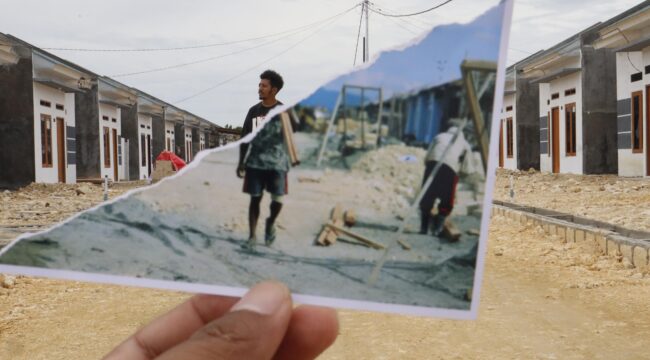 Tampak seorang warga di Kota Jayapura saat mencari-cari perumahan bersubsidi di salah satu perumahan (BTN) di Koya, Kota Jayapura, Papua, Sabtu (15/2/2025) / Erianto