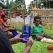 Tampak mama-mama Papua pengrajin Noken saat membuka aplikasi Bale by BTN untuk melakukan transaksi via aplikasi di Angkasapura, Kota Jayapura pada 12 Februari 2025 lalu / Erianto
