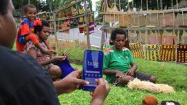 Tampak mama-mama Papua pengrajin Noken saat membuka aplikasi Bale by BTN untuk melakukan transaksi via aplikasi di Angkasapura, Kota Jayapura pada 12 Februari 2025 lalu / Erianto