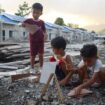 Tampak para anak-anak saat membangun rumah-rumahan di tengah pembangunan Perumahan BTN Graha Nendali, Sentani, Kabupaten Jayapura, Papua, Kamis (13/02/2025) / Erianto 