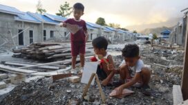 Tampak para anak-anak saat membangun rumah-rumahan di tengah pembangunan Perumahan BTN Graha Nendali, Sentani, Kabupaten Jayapura, Papua, Kamis (13/02/2025) / Erianto 