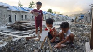 Tampak para anak-anak saat membangun rumah-rumahan di tengah pembangunan Perumahan BTN Graha Nendali, Sentani, Kabupaten Jayapura, Papua, Kamis (13/02/2025) / Erianto 