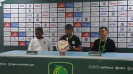 Ricardo Salampessy dan Alex Dusay pada konferensi pers