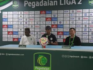 Ricardo Salampessy dan Alex Dusay pada konferensi pers