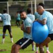 Julian Velazquez sedang berlatih bersama rekannya