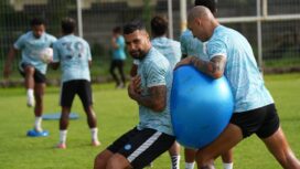 Julian Velazquez sedang berlatih bersama rekannya