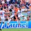 Feri Ayomi dan Alex Dusay berduel dengan pemain Persibo Bojonegoro