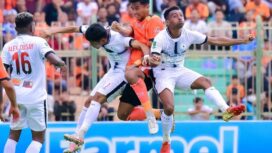 Feri Ayomi dan Alex Dusay berduel dengan pemain Persibo Bojonegoro