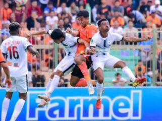 Feri Ayomi dan Alex Dusay berduel dengan pemain Persibo Bojonegoro