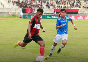 Duel Ramai Rumakiek dan pemain Persibo - Instagram Persipura