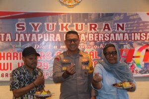 Kapolresta Jayapura Kota, Kombes Pol Victor Mackbon bersama dua wartawan senior Kota Jayapura - dok Polresta Jayapura Kota