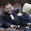 Kuasa Hukum Pemohon hadir pada persidangan Pengucapan Putusan Perkara Nomor 274/PHPU.BUP-XXIII/2025 Perselisihan Hasil Pemilihan Umum Bupati Kabupaten Jayapura, Senin (24/2) di Ruang Sidang Pleno MK. Foto Humas/Bayu