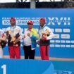 Ketua NPCI Papua, H. Jayakusuma (tengah) bersama atletnya NPCI Papua usai menerima medali Peparnas XVII