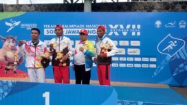 Ketua NPCI Papua, H. Jayakusuma (tengah) bersama atletnya NPCI Papua usai menerima medali Peparnas XVII