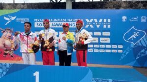 Ketua NPCI Papua, H. Jayakusuma (tengah) bersama atletnya NPCI Papua usai menerima medali Peparnas XVII