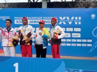 Ketua NPCI Papua, H. Jayakusuma (tengah) bersama atletnya NPCI Papua usai menerima medali Peparnas XVII