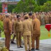 Prosesi serah terima jabatan dari dari Mantan Pj Bupati Biak Numfor, Sofia Bonsapia,SH,M.Hum kepada Bupati Biak Numfor periode 2025-2030, Markus O.Mansnembra,SH,MM dan Wabup Biak Numfor, Jimmy CR Kapissa di halaman kantor bupati Biak Numfor, Selasa (4/3).