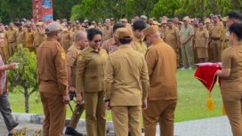 Prosesi serah terima jabatan dari dari Mantan Pj Bupati Biak Numfor, Sofia Bonsapia,SH,M.Hum kepada Bupati Biak Numfor periode 2025-2030, Markus O.Mansnembra,SH,MM dan Wabup Biak Numfor, Jimmy CR Kapissa di halaman kantor bupati Biak Numfor, Selasa (4/3).