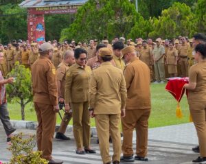 Prosesi serah terima jabatan dari dari Mantan Pj Bupati Biak Numfor, Sofia Bonsapia,SH,M.Hum kepada Bupati Biak Numfor periode 2025-2030, Markus O.Mansnembra,SH,MM dan Wabup Biak Numfor, Jimmy CR Kapissa di halaman kantor bupati Biak Numfor, Selasa (4/3).