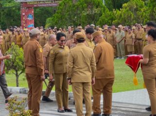 Prosesi serah terima jabatan dari dari Mantan Pj Bupati Biak Numfor, Sofia Bonsapia,SH,M.Hum kepada Bupati Biak Numfor periode 2025-2030, Markus O.Mansnembra,SH,MM dan Wabup Biak Numfor, Jimmy CR Kapissa di halaman kantor bupati Biak Numfor, Selasa (4/3).