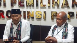 Paslon Benhur Tomi Mano - Constant Karma gelar konferensi pers usai mendaftar di KPU Papua