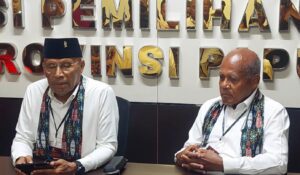 Paslon Benhur Tomi Mano - Constant Karma gelar konferensi pers usai mendaftar di KPU Papua