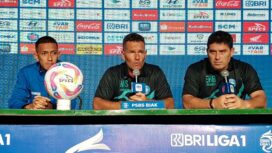 Pelatih PSBS, Marcos Guillermo Samso (tengah) bersama Arjuna Agung (kiri) pada konferensi pers jelang laga Bali United vs PSBS Biak 