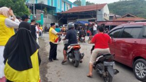 Waket Komisi V DPR Papua, H. Jayakusuma saat membagikan takjil kepada pengendara 