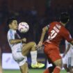 Duel pemain PSBS Biak dengan pemain Semen Padang 