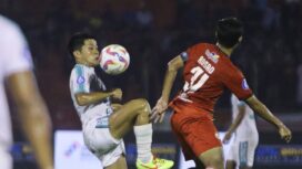 Duel pemain PSBS Biak dengan pemain Semen Padang 