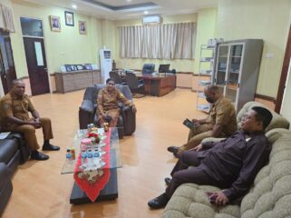Ketua NPCI Papua, H. Jayakusuma saat menemui Plt Kadisorda Papua, Sonya Monim di Kantor Disorda Papua 