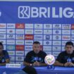 Pelatih Marcos Guillermo Samso bersama Arjuna Agung pada konferensi pers 